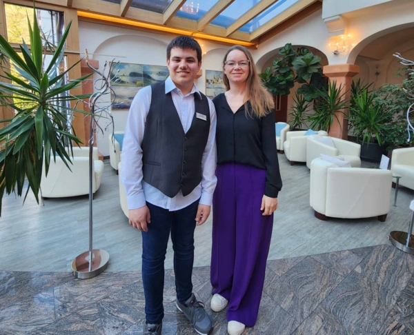 Boys'Day-Teilnehmer mit Hotelmitarbeiterin